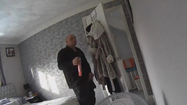 Sapık tesisatçının foyası ortaya çıktı! İş için gittiği evlerin yatak odasına kamera yerleştiriyordu