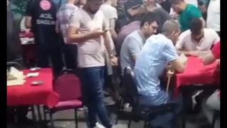 Şaşkına çeviren görüntü! Yanlarında sara nöbeti geçiren kişiye aldırmadılar, okey oynamaya devam ettiler
