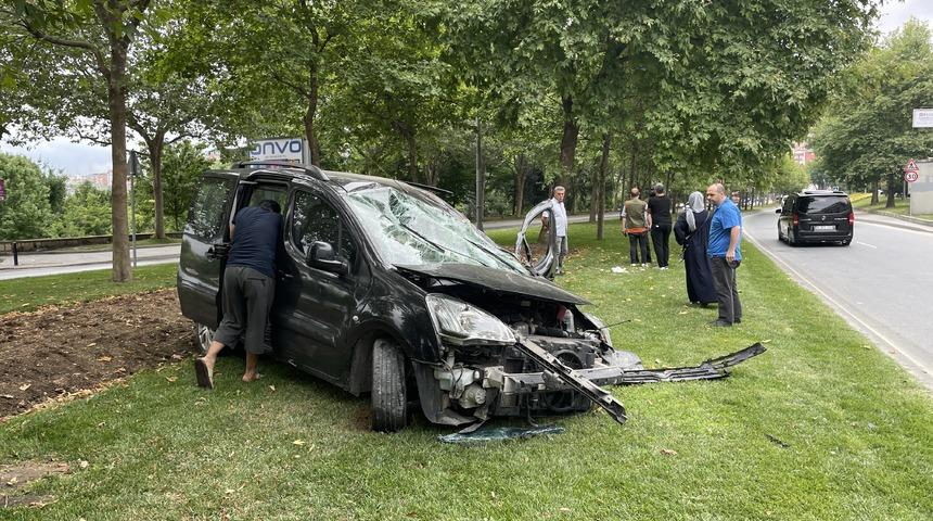 Beyoğlu'nda otomobil ile çarpışan hafif ticari araç sürücüsü yaralandı