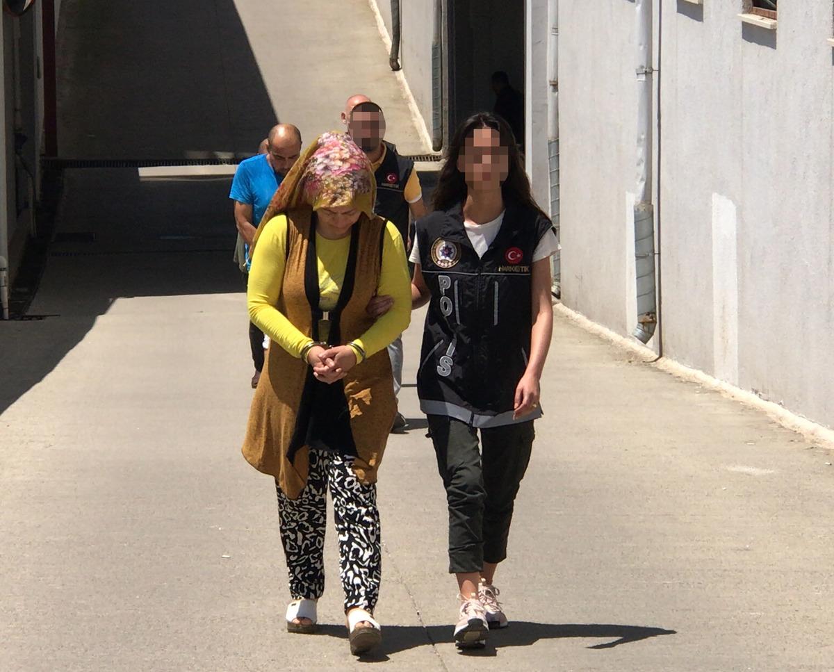 Adana'da &uuml;zerlerinde uyuşturucu ele ge&ccedil;irilen 3 kişi tutuklandı