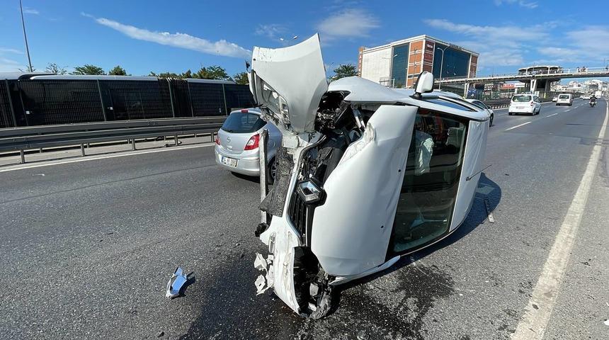 Esenyurt'ta devrilen otomobilin s&uuml;r&uuml;c&uuml;s&uuml; yaralandı