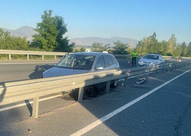 Erzincan'da bariyere çarpan otomobildeki 5 kişi yaralandı