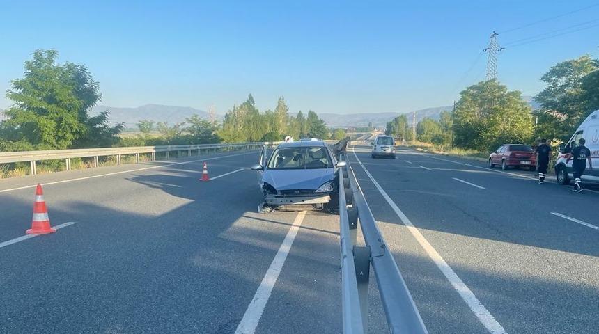 Erzincan'da bariyere &ccedil;arpan otomobildeki 5 kişi yaralandı