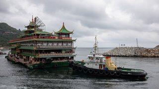 Hong Kong'un simgelerinden, yüzen restoran Jumbo battı