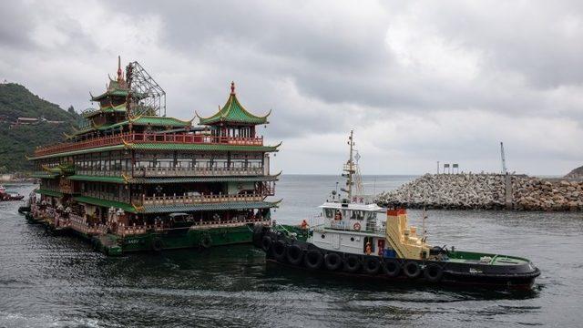 Hong Kong'un simgelerinden, yüzen restoran Jumbo battı