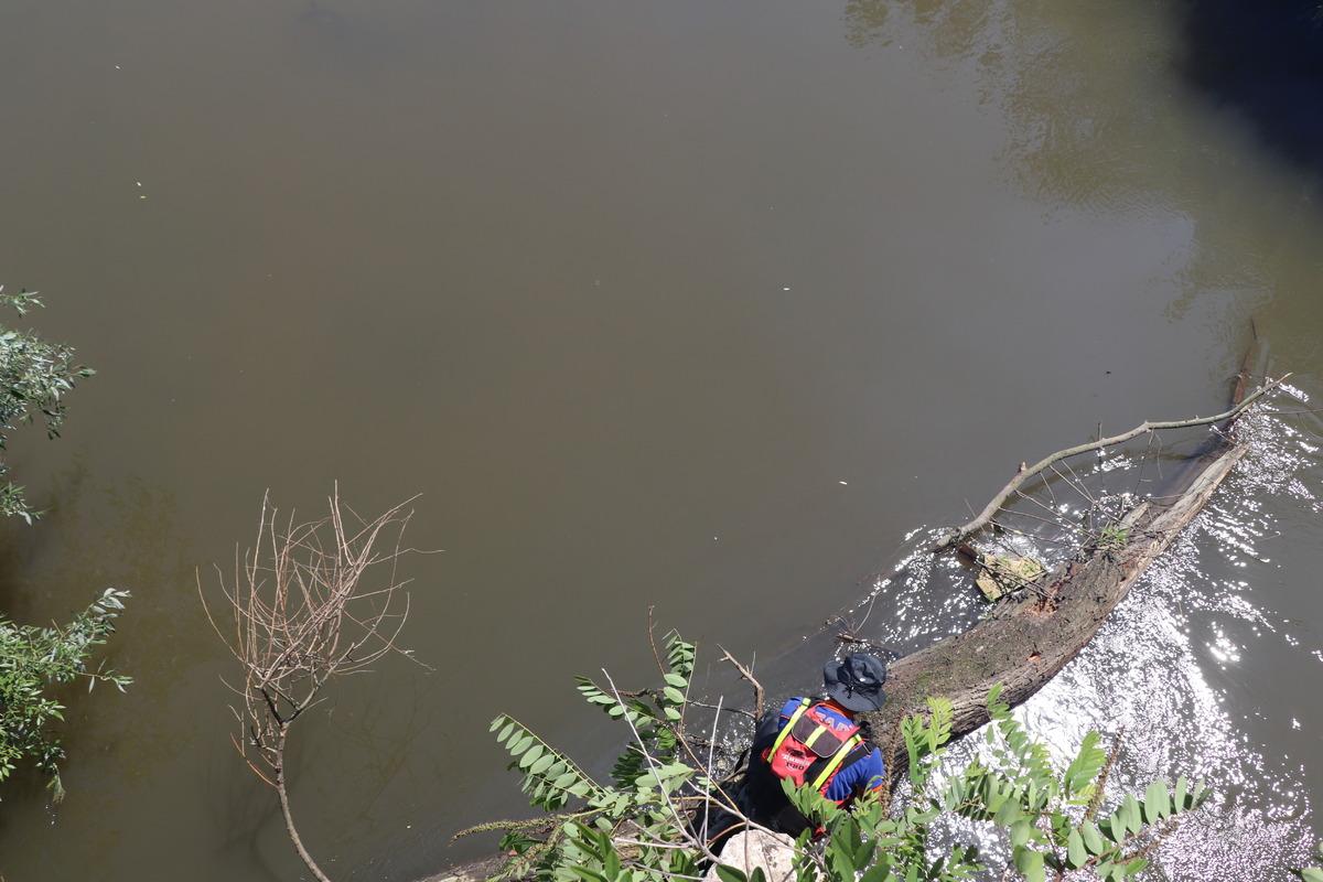 Edirne Sarayı'na bağlanan tarihi k&ouml;pr&uuml;de su akışını engelleyen k&uuml;t&uuml;kler temizlendi