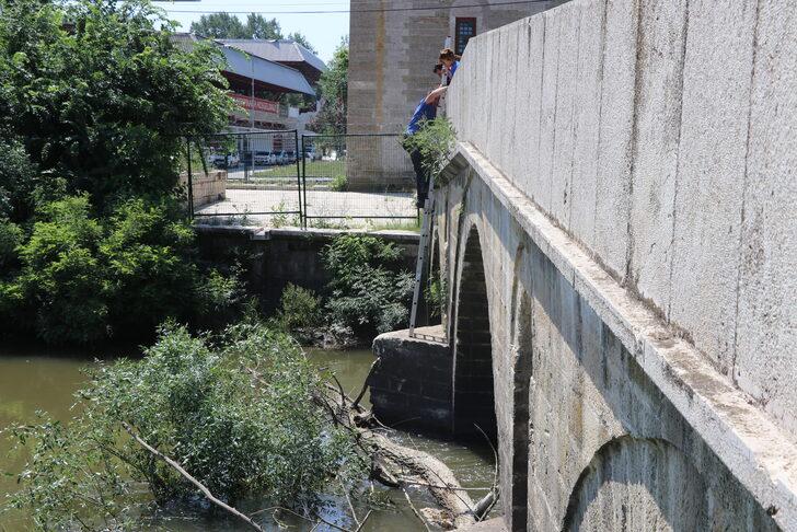 Beykoz'da dereye düşen kamyonetin sürücüsü yaralandı G4