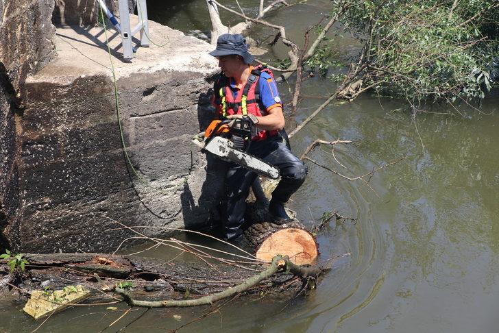 Beykoz'da dereye düşen kamyonetin sürücüsü yaralandı G2