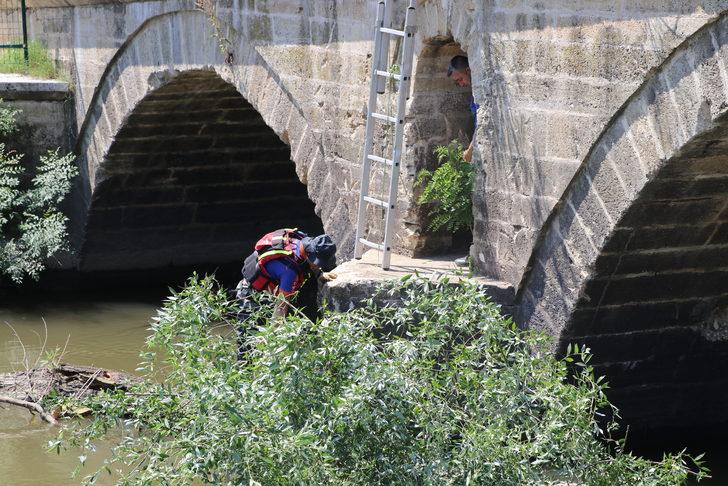 Beykoz'da dereye düşen kamyonetin sürücüsü yaralandı G3