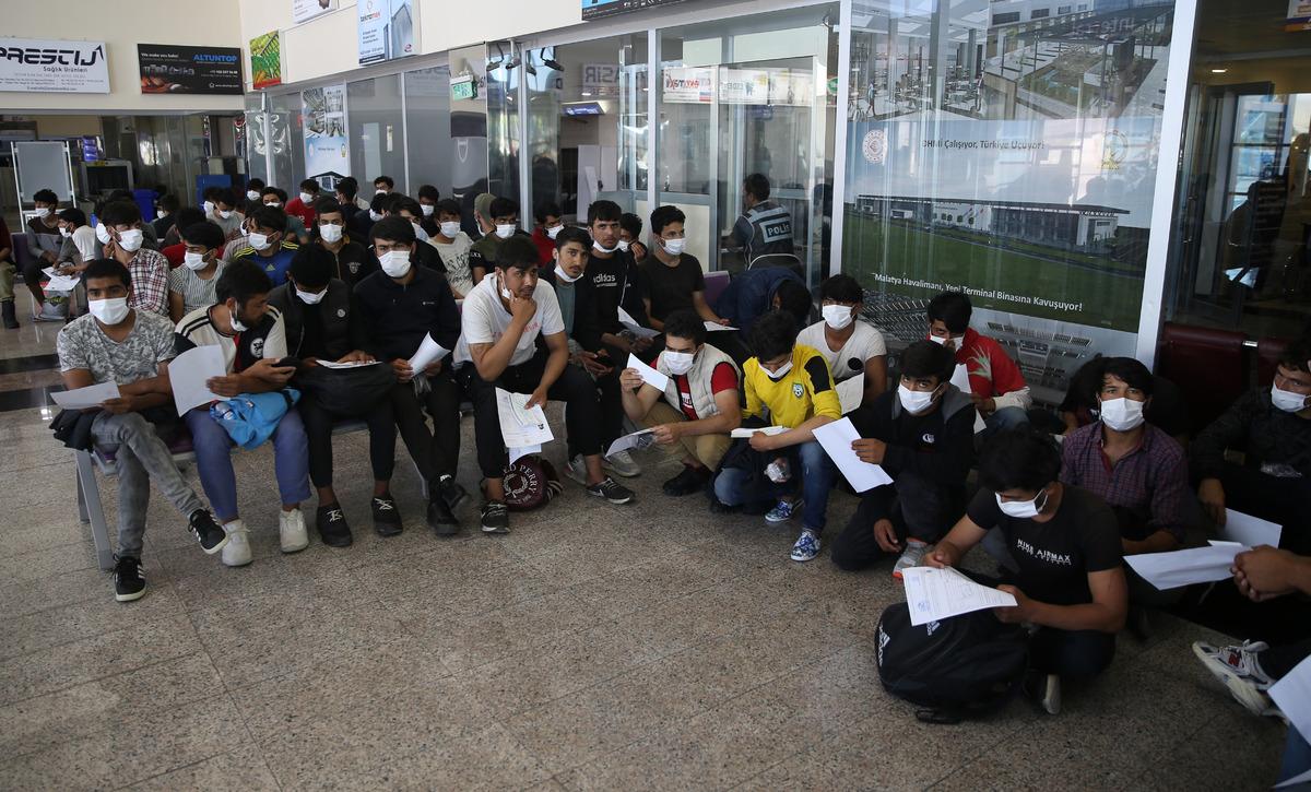 Afganistan uyruklu 454 d&uuml;zensiz g&ouml;&ccedil;men daha sınır dışı edildi