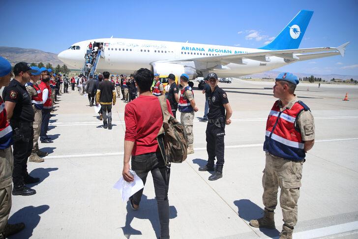 Afganistan uyruklu 454 düzensiz göçmen daha sınır dışı edildi G3