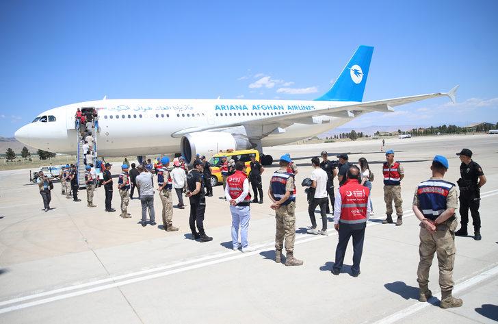 Afganistan uyruklu 454 düzensiz göçmen daha sınır dışı edildi G4