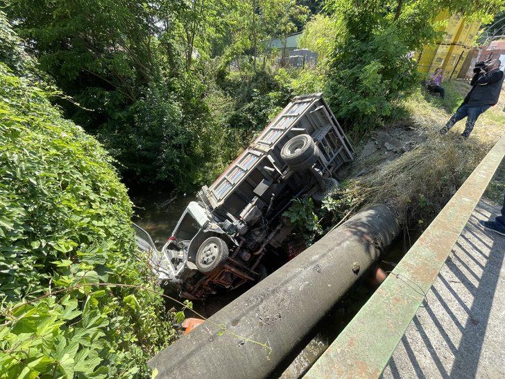 Beykoz'da dereye düşen kamyonetin sürücüsü yaralandı G5