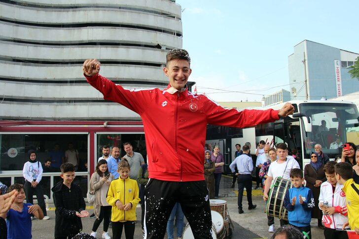 Avrupa şampiyonu karateci Süleyman Aydemir, Uşak'ta davul zurnayla karşılandı G1