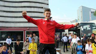 Avrupa şampiyonu karateci Süleyman Aydemir, Uşak'ta davul zurnayla karşılandı