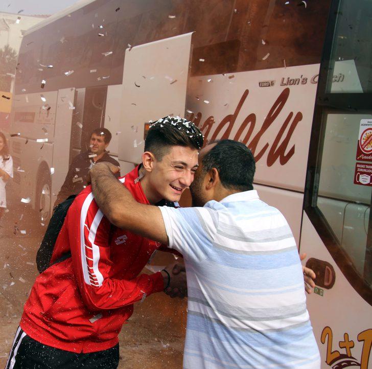 Avrupa şampiyonu karateci Süleyman Aydemir, Uşak'ta davul zurnayla karşılandı G2