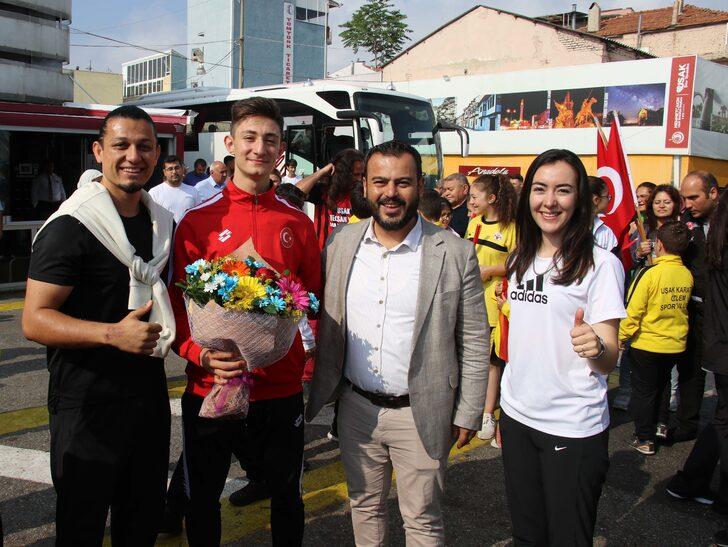 Avrupa şampiyonu karateci Süleyman Aydemir, Uşak'ta davul zurnayla karşılandı G3