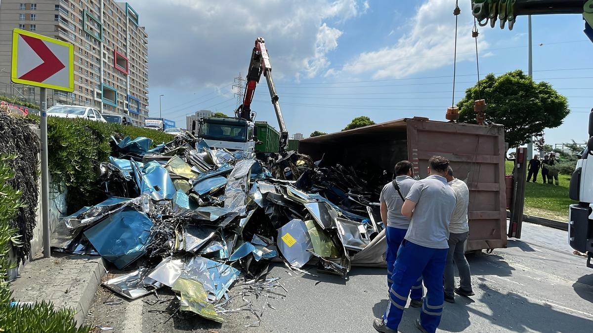 Avcılar'da sac y&uuml;kl&uuml; kamyon devrildi