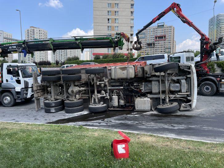 Avcılar'da sac yüklü kamyon devrildi G2