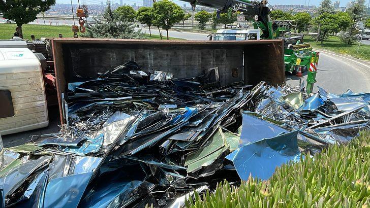 Avcılar'da sac yüklü kamyon devrildi G3