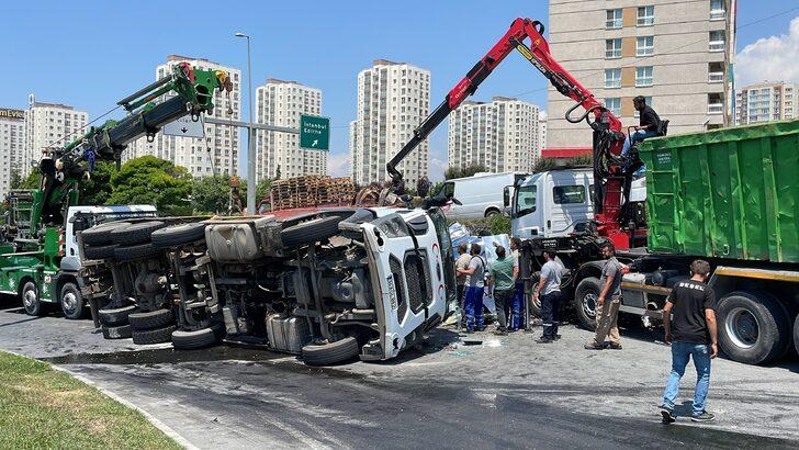 Avcılar'da sac yüklü kamyon devrildi G4