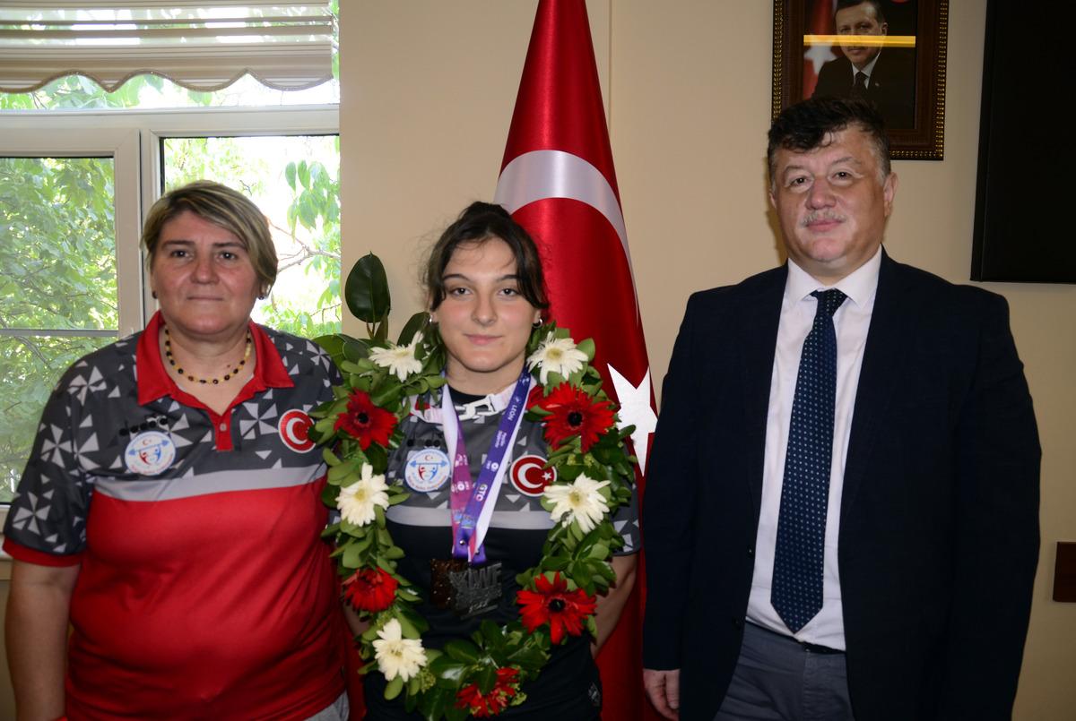 D&uuml;nya ikincisi halterci Burcu İldem Ger&ccedil;ekden, memleketi Aydın'da sevin&ccedil;le karşılandı