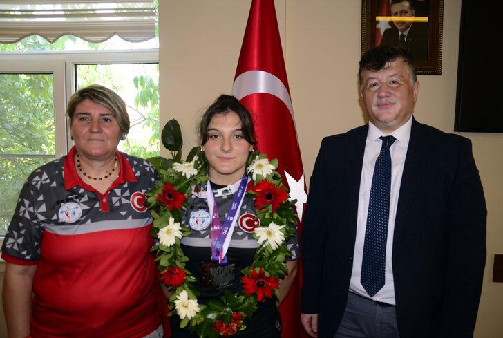 Dünya ikincisi halterci Burcu İldem Gerçekden, memleketi Aydın'da sevinçle karşılandı G1