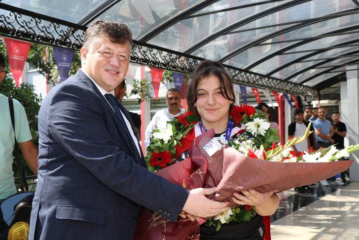 Dünya ikincisi halterci Burcu İldem Gerçekden, memleketi Aydın'da sevinçle karşılandı G3