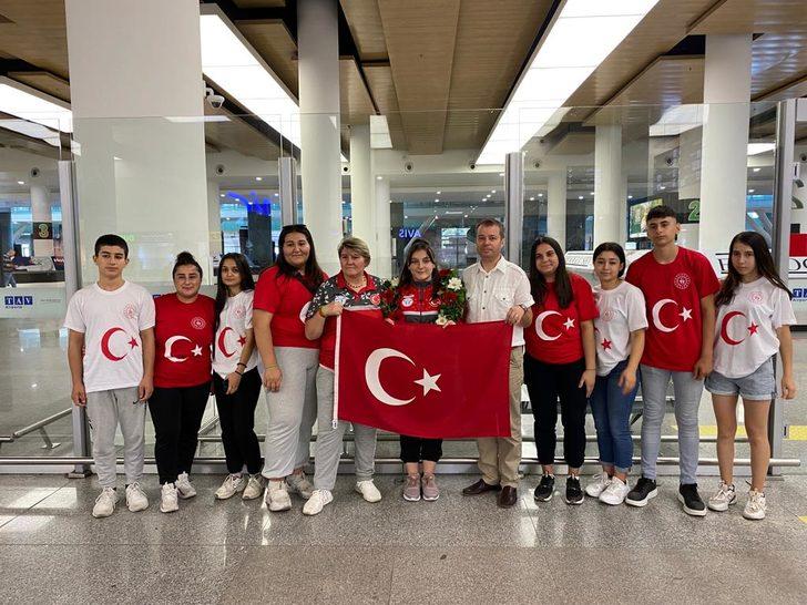 Dünya ikincisi halterci Burcu İldem Gerçekden, memleketi Aydın'da sevinçle karşılandı G5