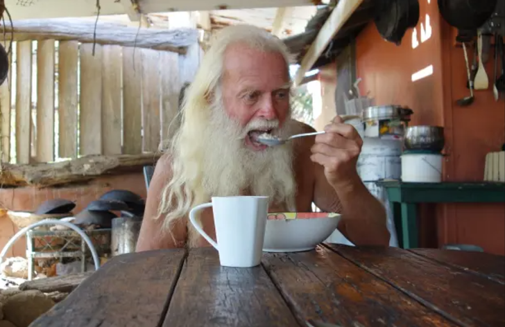 Eskiden milyonerdi! Parası bitince cansız mankenlerle birlikte ıssız bir adaya yerleşti G1