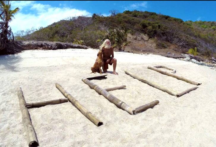 Eskiden milyonerdi! Parası bitince cansız mankenlerle birlikte ıssız bir adaya yerleşti G2