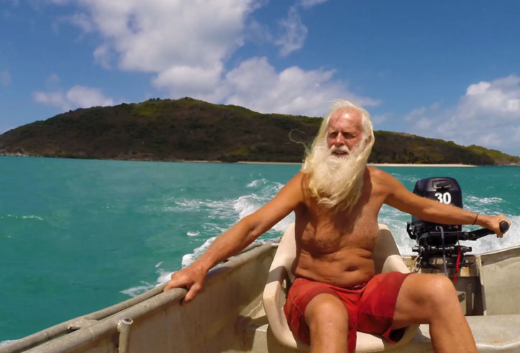 Eskiden milyonerdi! Parası bitince cansız mankenlerle birlikte ıssız bir adaya yerleşti G3