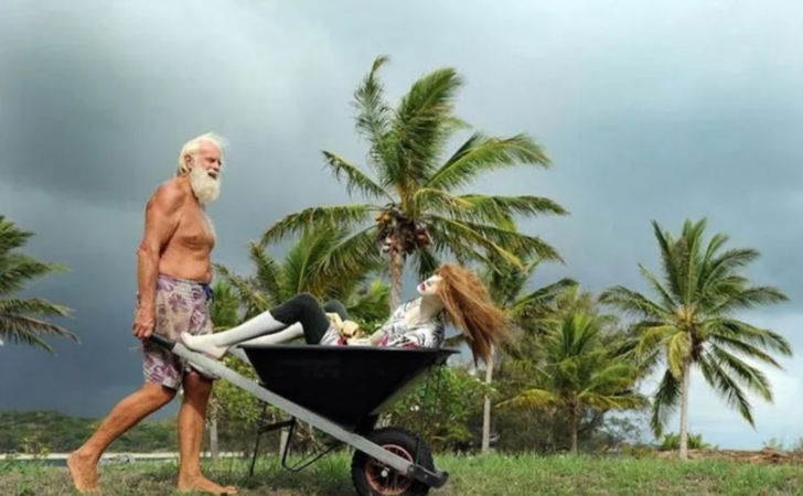 Eskiden milyonerdi! Parası bitince cansız mankenlerle birlikte ıssız bir adaya yerleşti G4