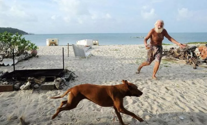 Eskiden milyonerdi! Parası bitince cansız mankenlerle birlikte ıssız bir adaya yerleşti G5