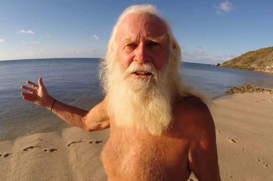 Eskiden milyonerdi! Parası bitince cansız mankenlerle birlikte ıssız bir adaya yerleşti