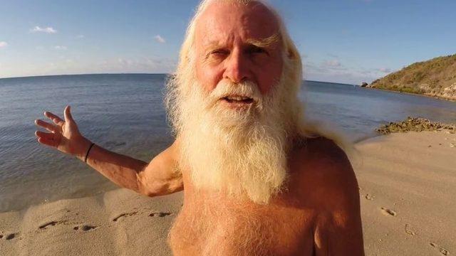 Eskiden milyonerdi! Parası bitince cansız mankenlerle birlikte ıssız bir adaya yerleşti