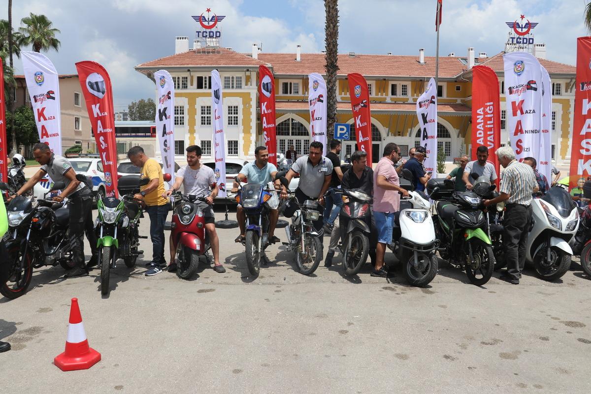 Adana'da motosiklet s&uuml;r&uuml;c&uuml;lerine kask dağıtımı