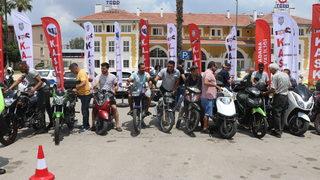 Adana'da motosiklet sürücülerine kask dağıtımı