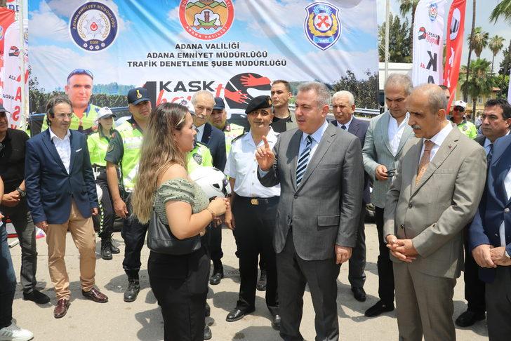 Adana'da motosiklet sürücülerine kask dağıtımı G2