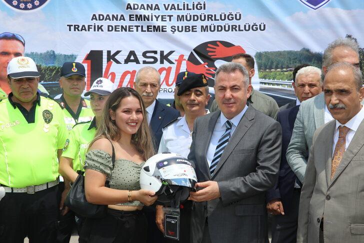 Adana'da motosiklet sürücülerine kask dağıtımı G3