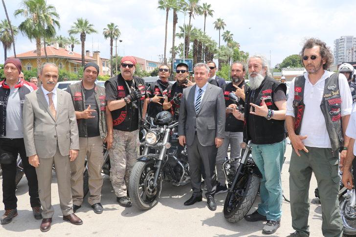 Adana'da motosiklet sürücülerine kask dağıtımı G4