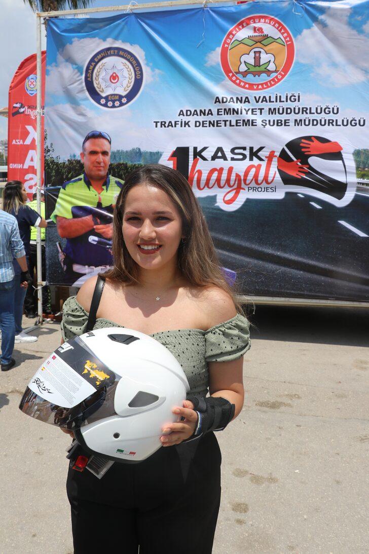 Adana'da motosiklet sürücülerine kask dağıtımı G5