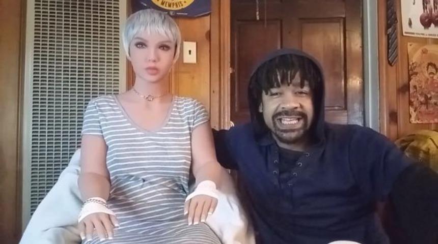 ''Bir insan ruhunuzu doyuramaz'' dedi! Onun ruhunu doyuran ise bir 'seks bebeği'