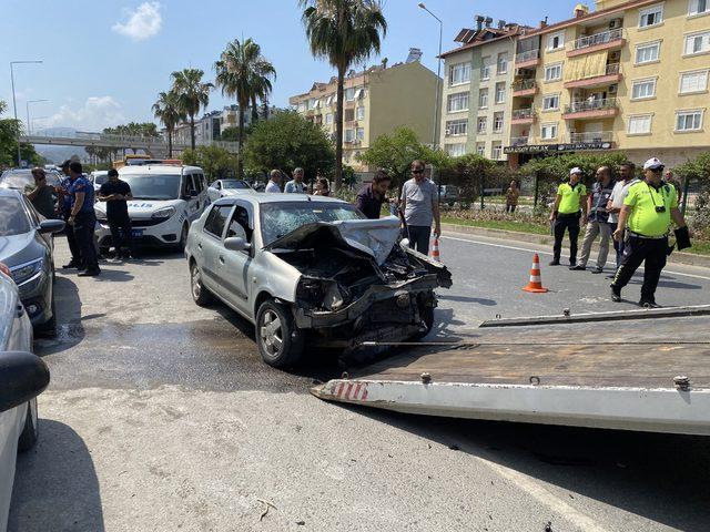 Antalya'da otomobille traktör çarpıştı, 4 kişi yaralandı