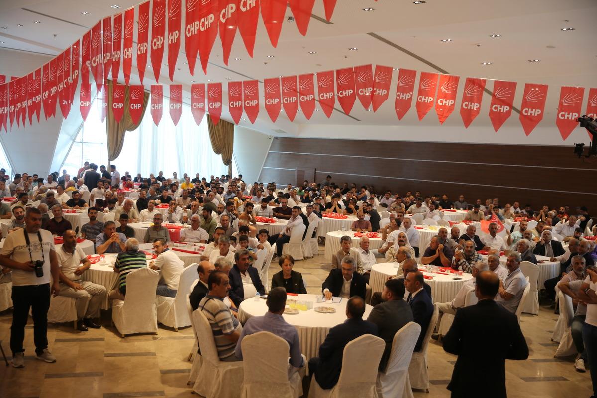 CHP Genel Başkan Yardımcısı Salıcı, Mardin'de partisine katılanlara rozet taktı