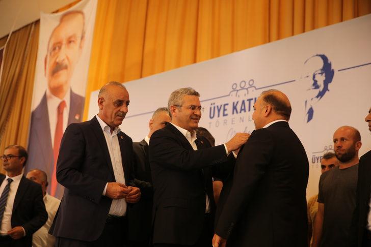 CHP Genel Başkan Yardımcısı Salıcı, Mardin'de partisine katılanlara rozet taktı G5