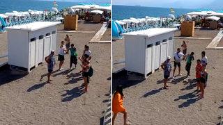 Halk plajında iğrenç olay! Soyunma kabinindeki kadınları fotoğraflarken yakalandı