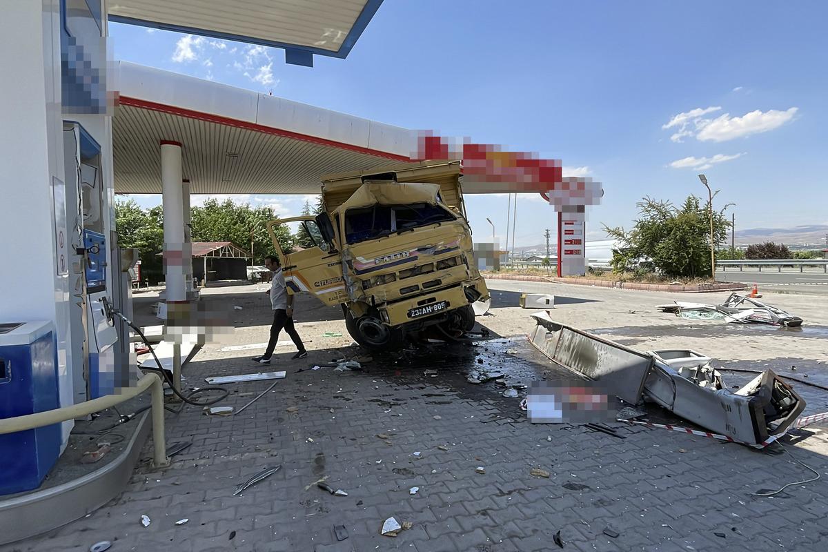 G&Uuml;NCELLEME - Kamyonun otomobile ve akaryakıt istasyonunda pompaya &ccedil;arpması sonucu 5 kişi yaralandı