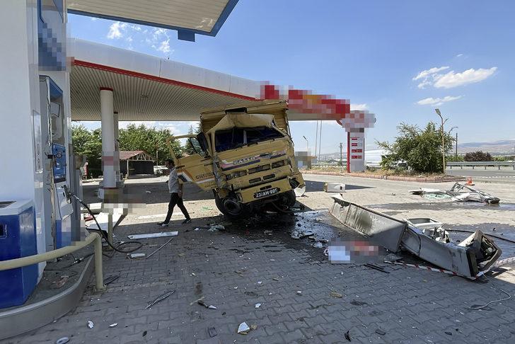 GÜNCELLEME - Kamyonun otomobile ve akaryakıt istasyonunda pompaya çarpması sonucu 5 kişi yaralandı G1