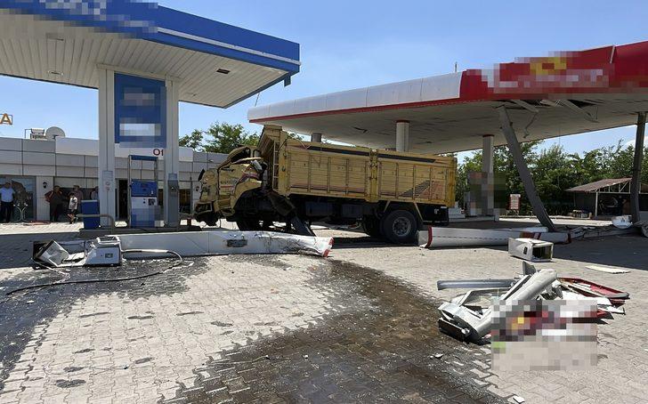 GÜNCELLEME - Kamyonun otomobile ve akaryakıt istasyonunda pompaya çarpması sonucu 5 kişi yaralandı G2